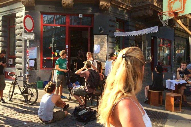 Bicycle tour through the "other" Hamburg (min.4) - Where You Start on Foot and Bike: Schlüterstraße 11