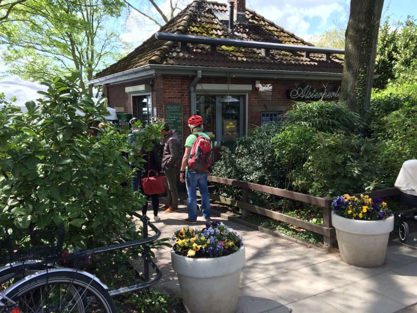 Bike tour around the Alster - Celebs, water, and nature - Winterhuder Stadtpark, Stadtparksee, and the viewing platform