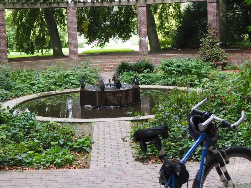 Bike tour around the Alster - Celebs, water, and nature - Liebesinsel, Goldbekufer, and the towpath feel