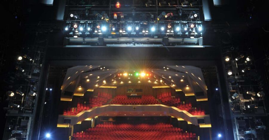 Blick hinter die Kulissen – Führung: Staatstheater Darmstadt - From the Künstler-Eingang to the workshops: the route flow