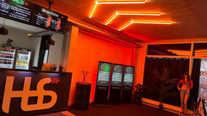 Böblingen: Unique Racing Simulation Experience - The lounge crew and your customized setup: step-by-step coaching that actually helps
