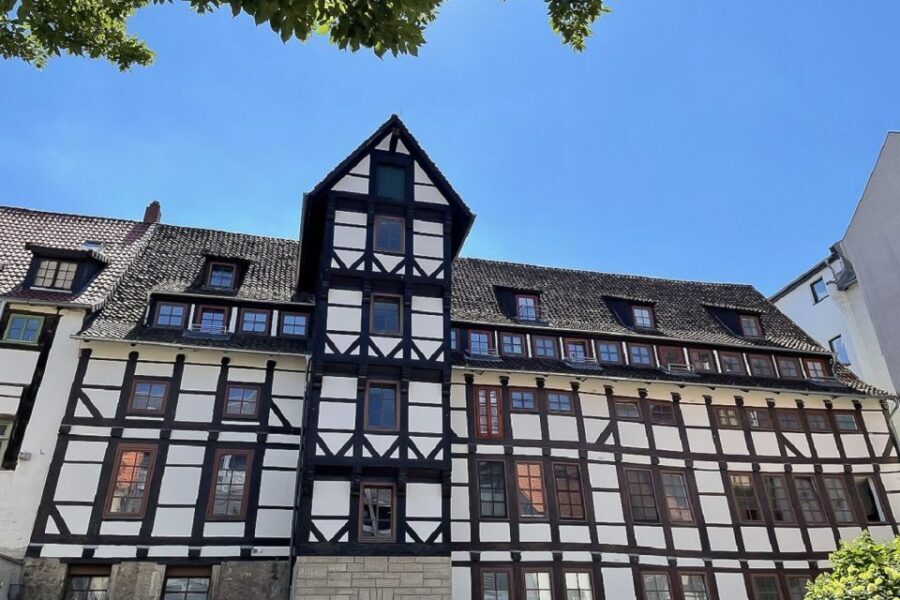 Braunschweig: Private Tour to Ghosts, Witches & Vampires - Vampire and undead defenses before you reach Kohlmarkt