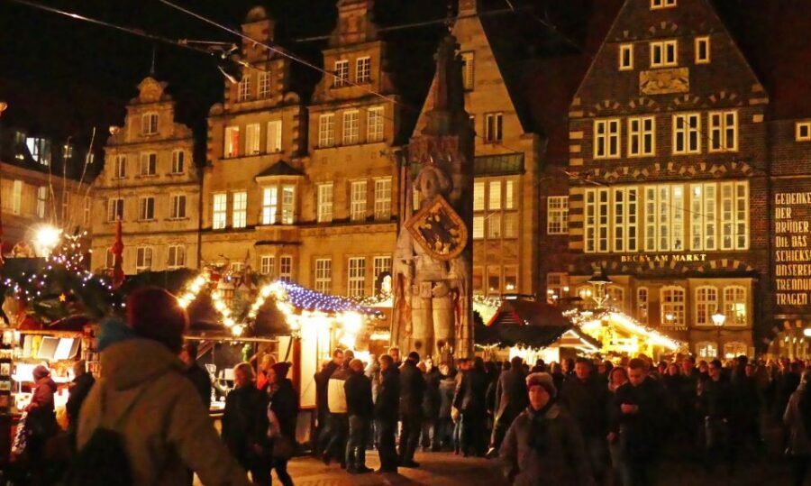 Bremen: Advent magic and sparkling lights (Tour in German) - The Christmas Market and Market Square Stops (Town Hall + Roland)