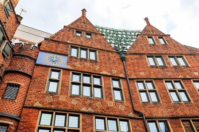 Bremen Exploration Private Game and City Tour on your Phone - Bremen Town Hall and Roland: what you see vs what you pay for