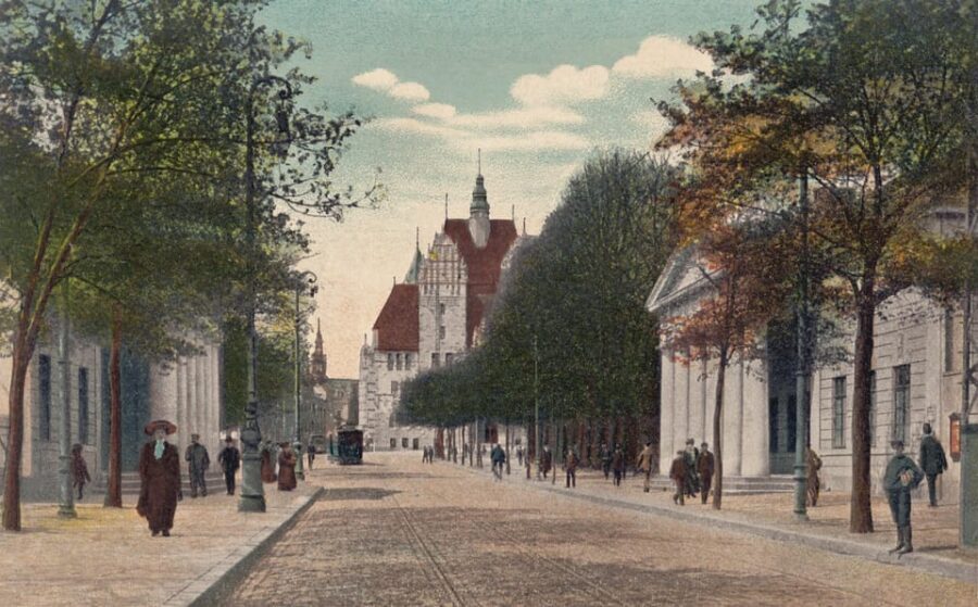 Bremen: Historic old town tour with Geo Epoche - Starting at Domshof: St. Peter’s Cathedral and Bremen’s first “why”