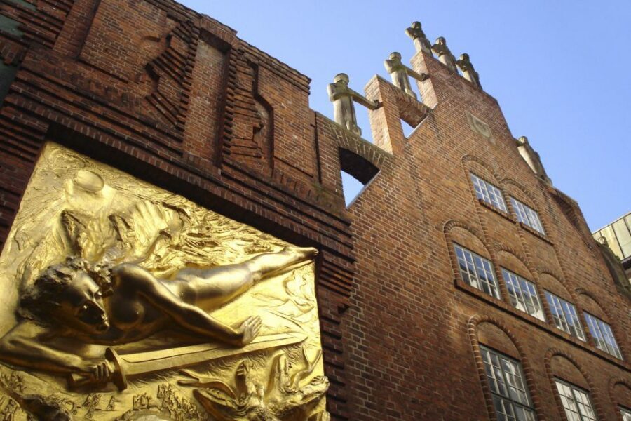Bremen: Old Town Tour with Costumed Performer & Tour Guide - Marktplatz, Town Hall, and Roland: Civic Power in Plain Sight