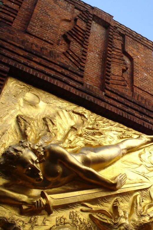 Bremen: Old Town Tour with Costumed Performer & Tour Guide - The Schlachte: River Life and Bremen’s Contradictions