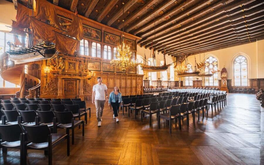 Bremen: Public Tour of the Town Hall in English - Where you meet the guide next to the knight (and how to spot it fast)