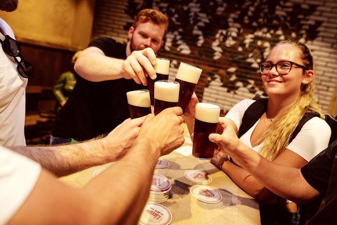Brewery Tour Düsseldorf in English (inc. 3 beer) - Stop One in the Altstadt: Your First Altbier and a Fast Orientation