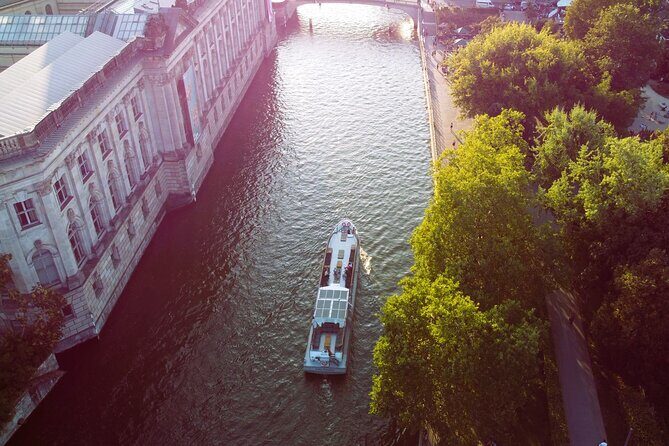 City lounge trip with the lounge ship through Berlin - The route along Berlin’s water: TV Tower to Charlottenburg Palace