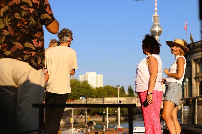 City lounge trip with the lounge ship through Berlin - Bundestag area: seeing Germany’s government seat from the river