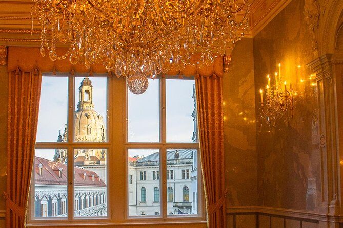 City tour and castle tour with green vaults, parade rooms and much more - Residenzschloss: where the tour becomes theater