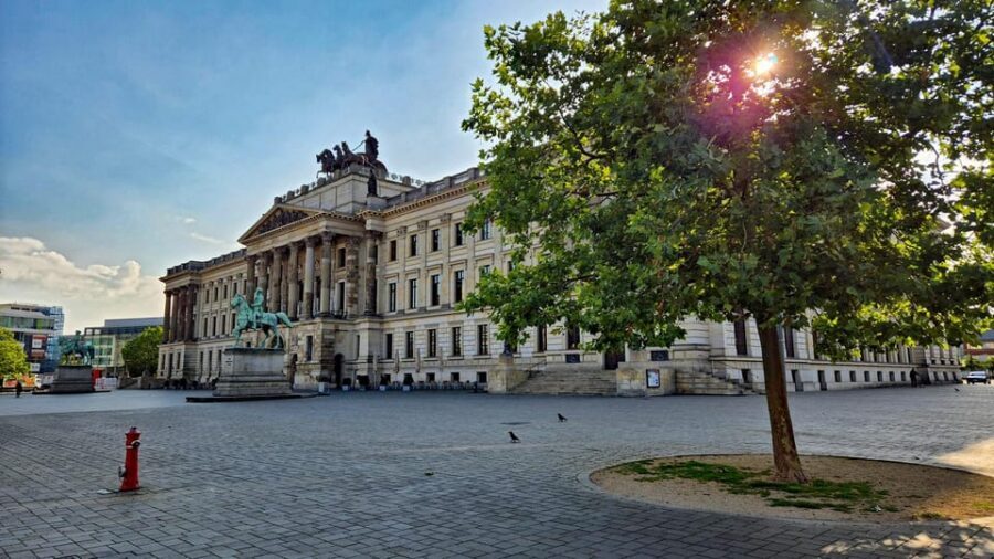 City tour Braunschweig: diverse and full of surprises. - Braunschweig in two hours: the story behind the stone