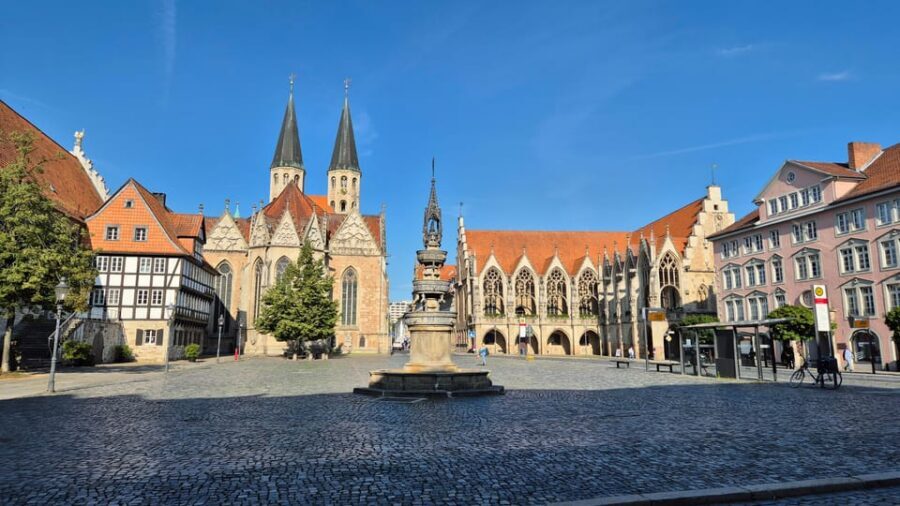 City tour Braunschweig: diverse and full of surprises. - Rizzi House and Brunswick Palace: the modern surprise before the medieval story
