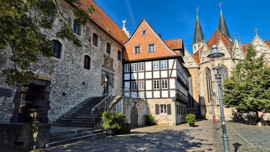 City tour Braunschweig: diverse and full of surprises. - German Unity Square to Burgplatz: where the lion and the Guelphs show power