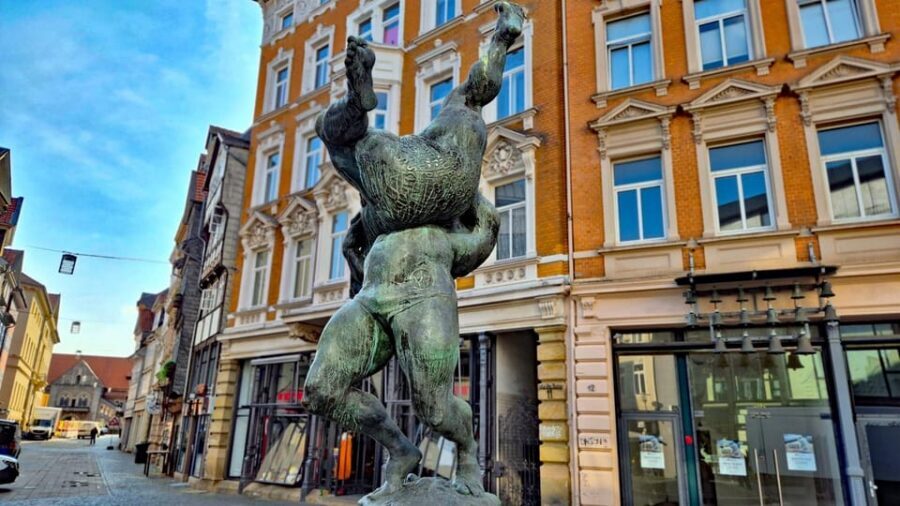 City tour Braunschweig: diverse and full of surprises. - Ringerbrunnen and Kohlmarkt: merchant clues you can actually notice