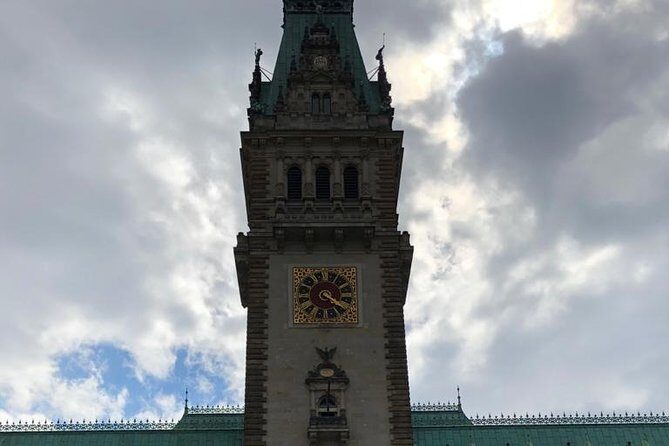 Citybeering - Walk with funny and interesting stories while having local beers - Why this Hamburg beer walk works: Rathaus to St. Pauli without backtracking