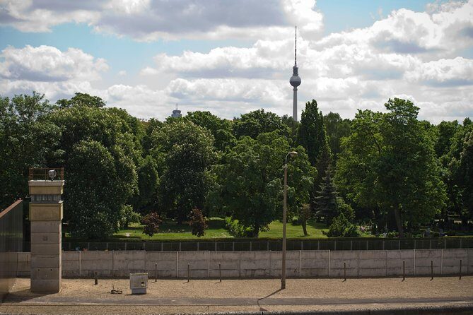 Cold War, Berlin Wall, Spies and the East Side Gallery - Starting at Friedrichstraße and Tränenpalast: where the Cold War emotion begins
