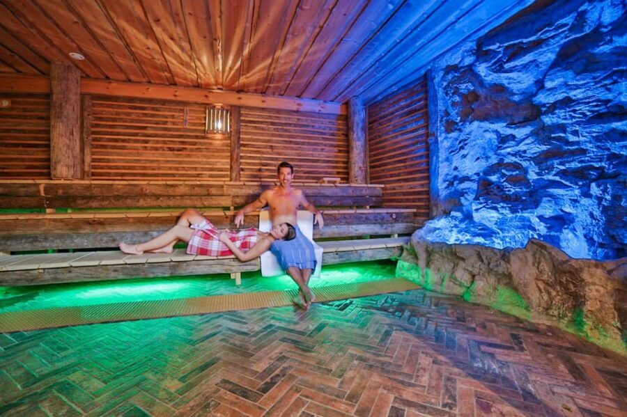 Cologne: 1-day ticket for the Aqualand adventure pool including sauna world - Inside the light-filled glass dome: slides and pool fun all year