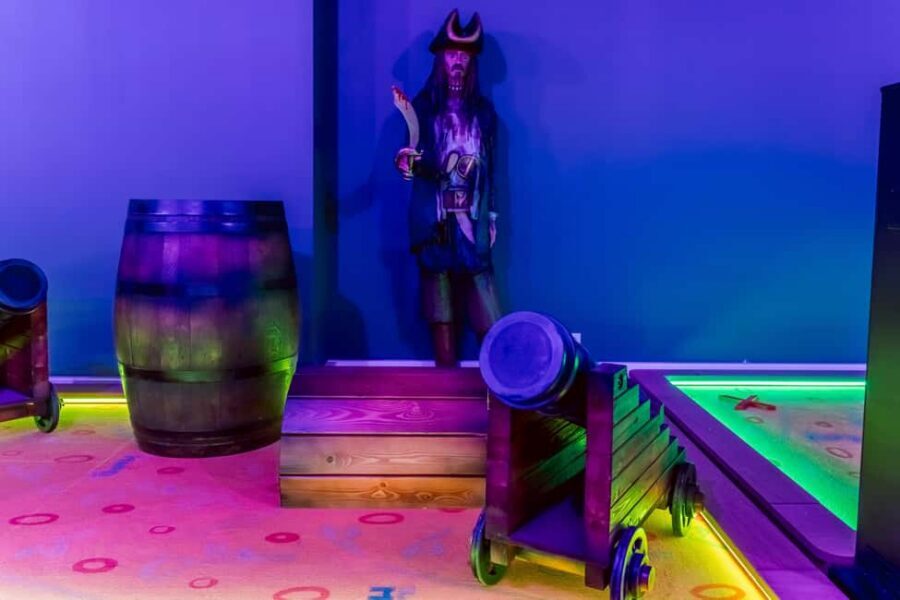 Cologne: Adventure Minigolf – Interactive tour through movie sets! - Adventure Minigolf in Cologne: film, TV, and gaming on the fairway