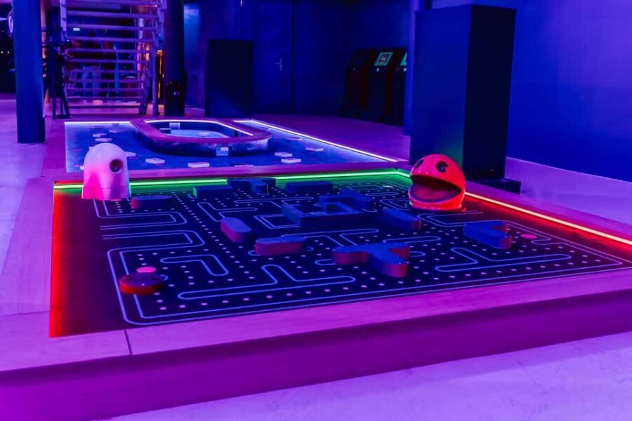 Cologne: Adventure Minigolf – Interactive tour through movie sets! - The included intro and guided tour: why it matters more than you’d think