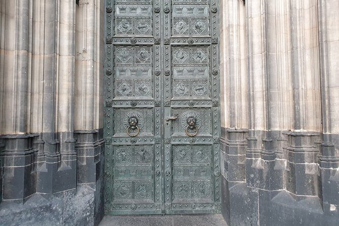Cologne City Tour "Domstadt Experience" Exclusive tour for up to 12 people - Meeting at Petrusbrunnen on the Cathedral Plaza