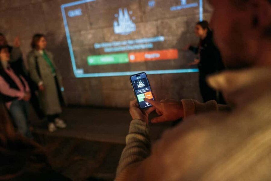 Cologne: Cologne Cathedral & Old Town in the evening – interactive tour with projector - Tünnes-und-Schäl and St. Martin Church: small stops that add up