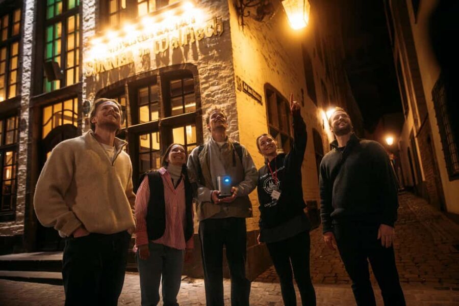 Cologne: Cologne Cathedral & Old Town in the evening – interactive tour with projector - Cologne Cathedral from the outside: relic talk and the construction-site reality
