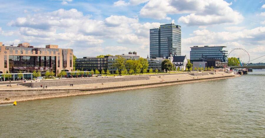 Cologne: Express Walk with a Local in 60 minutes - Meeting at Der KölnShop: Start Point Matters