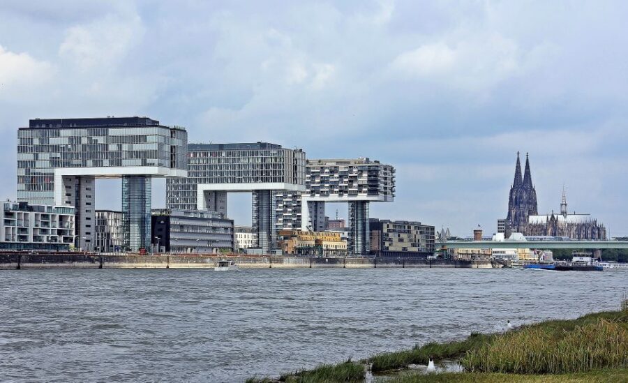 Cologne Highlights Privat Walking Tour & Panoramic boat trip - Starting at the Dom: Getting Your Bearings Without the Guesswork