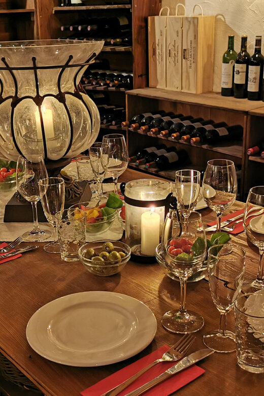 Cologne-Nippes: Gourmet wine tasting with cheese platter - Le Caveau in Cologne-Nippes: candlelit French wine shop vibes