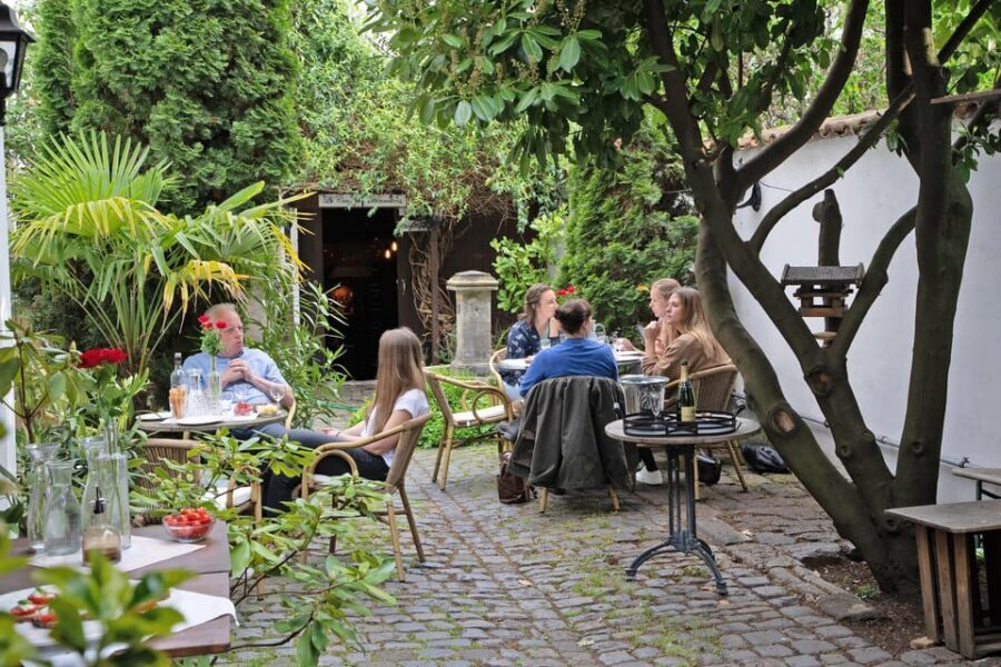 Cologne-Nippes: Summer wine party in the frenchstyle garden - Cologne-Nippes French Wine Garden Night at Le Caveau: What It Really Feels Like