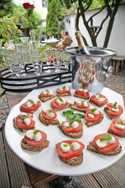 Cologne-Nippes: Summer wine party in the frenchstyle garden - Should You Book the Summer Wine Party in the French-Style Garden?