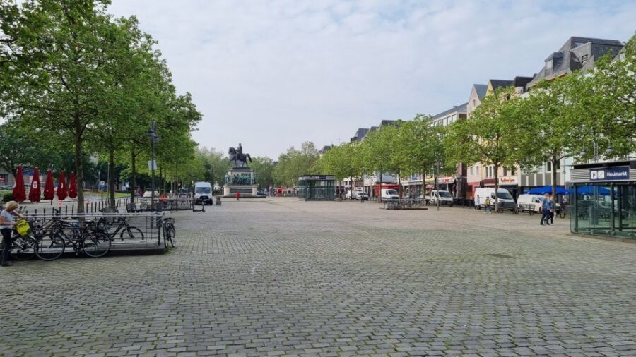 Cologne: Old City Guided Walking Tour - Old City Hall and Cologne Perfume Origins in One Quick Walk