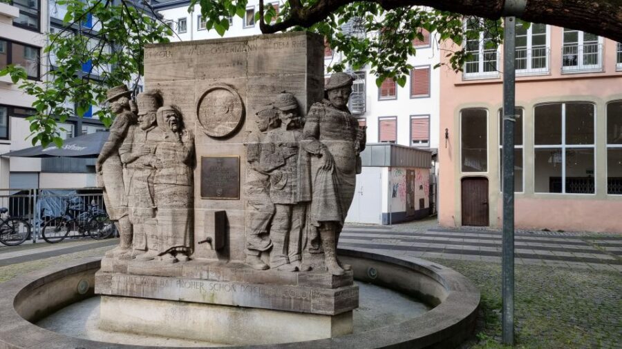 Cologne: Old City Guided Walking Tour - Romano-Germanic Museum Windows and the Mosaic With Roman-Party Energy