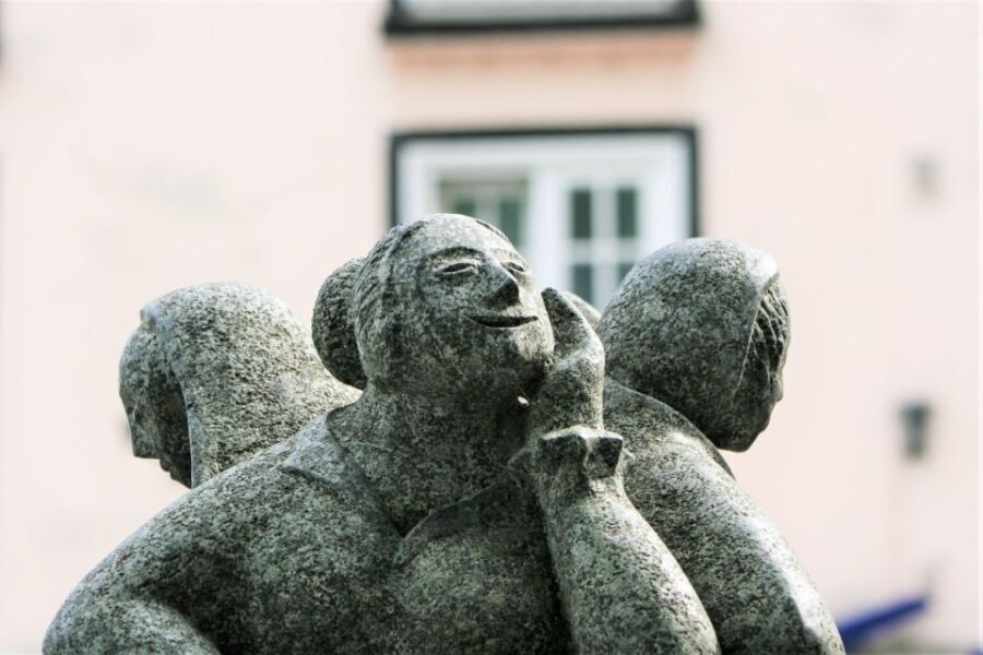 Cologne: Old Town Walking Tour with 1 Brewery Visit & 1 Beer - What the Guide Adds: Humor, Language, and Local Style