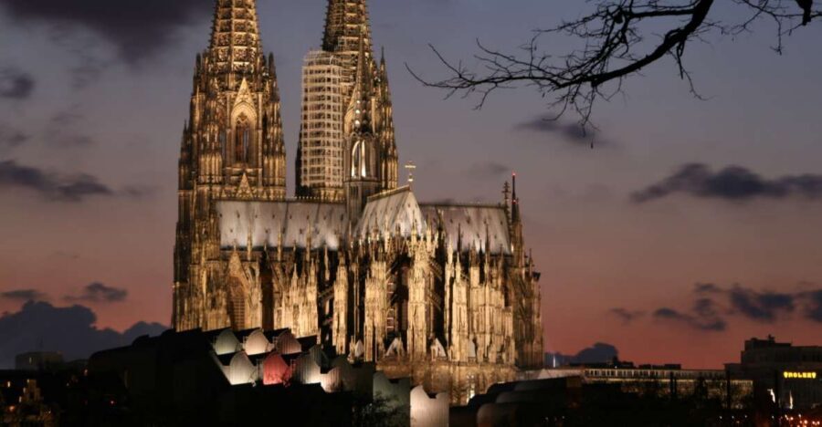 Cologne: Sagen- und Histörchentour in German - Starting at the Heinzelmännchen Fountain: the right kind of intro