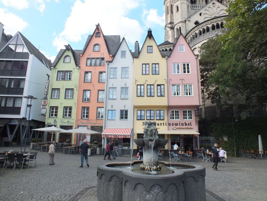 Cologne: Sagen- und Histörchentour in German - Grinköpfe and house-wall details: training your eyes in the best way