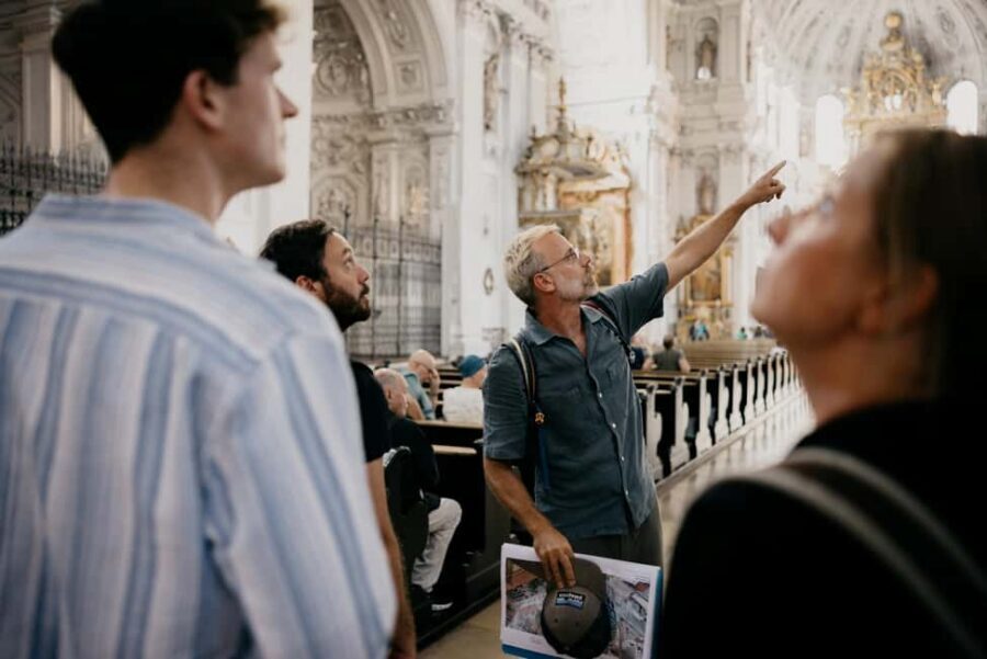 Color Rush: From Old Town to Spray-Painted Cards (Max. 12) - Marienplatz to Frauenkirche: your Old Town starting line