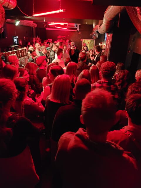 "Comedykills" - das Open Mic im Glockenbachviertel - The 9 p.m. Open Mic Format: Fast Sets, Real Timing