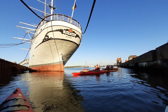 Cultural kayak tour in Stralsund - Stop 1: seeing the sailing training ship from below