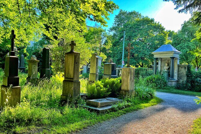 Death and Chocolate: Walking Tour of Munich's Old South Cemetery - Stop 1: Sendlinger Tor and the Devil’s Gate stories