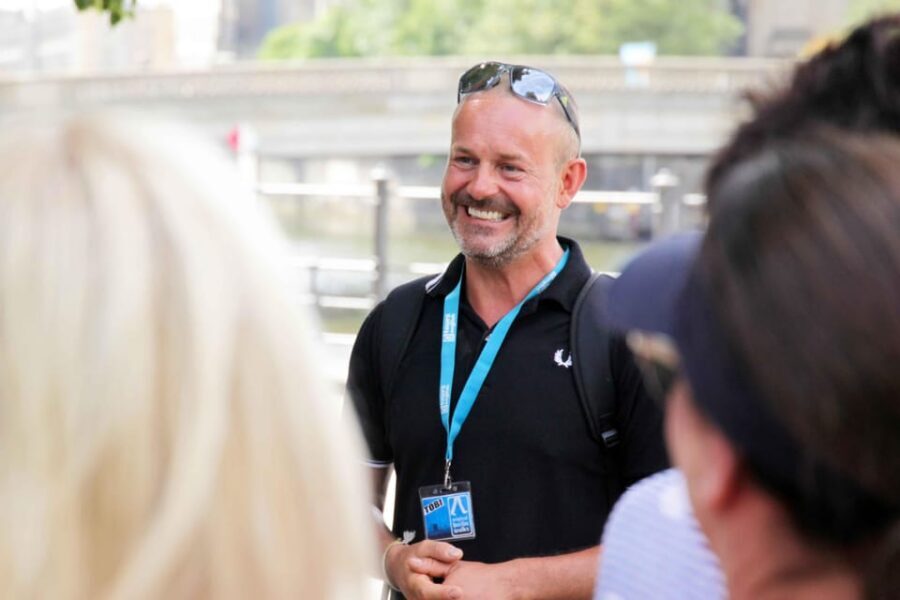 Discover Berlin Express Tour: 2hr Highlights - Brandenburg Gate to the Reichstag Area: Power, Democracy, and the Weight of Words