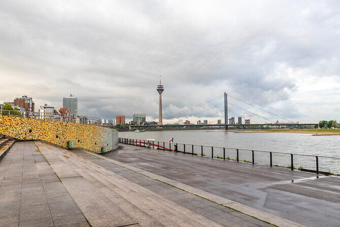 Discover Dusseldorf’s most Photogenic Spots with a Local - Small group pacing: why up to 8 people makes a real difference