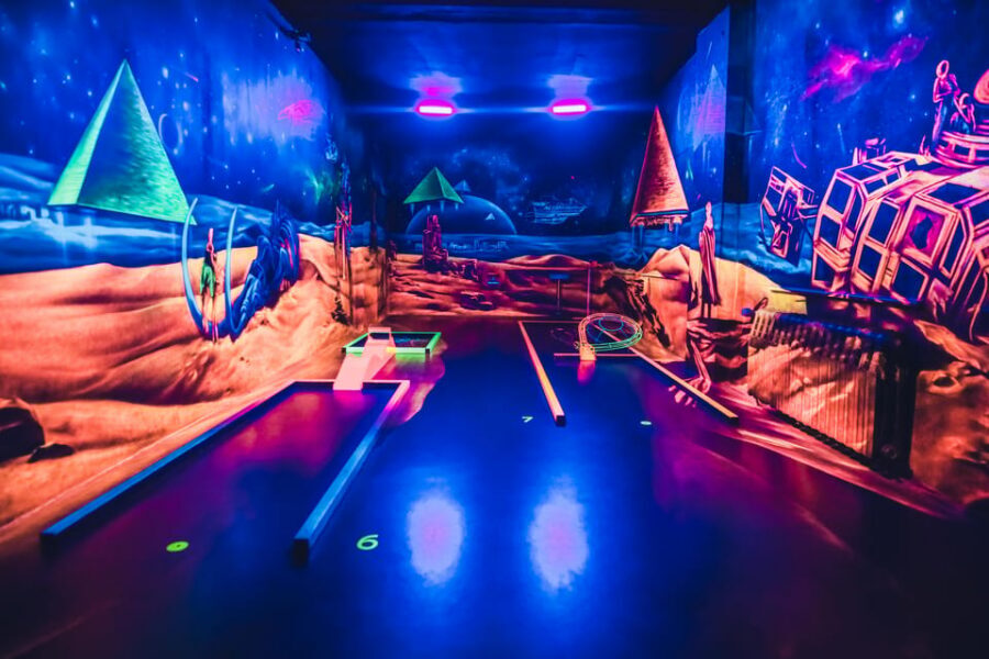 Dresden: 3D black light minigolf in the Barock Eventpark - The visual payoff: 3D UV effects that make minigolf feel like a show