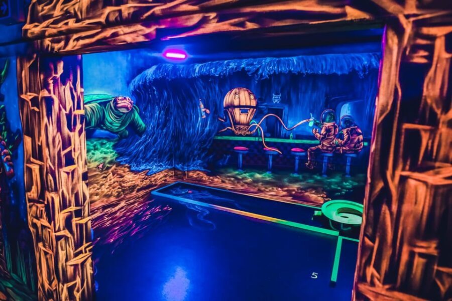 Dresden: 3D black light minigolf in the Barock Eventpark - Price and value: is $16 per person worth it?