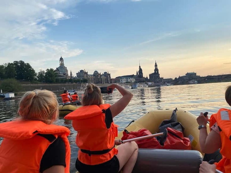 Dresden: Boat tour - in a rubber dinghy from Pillnitz to Dresden - Entering the Elbe Scene at Freibad Wostra