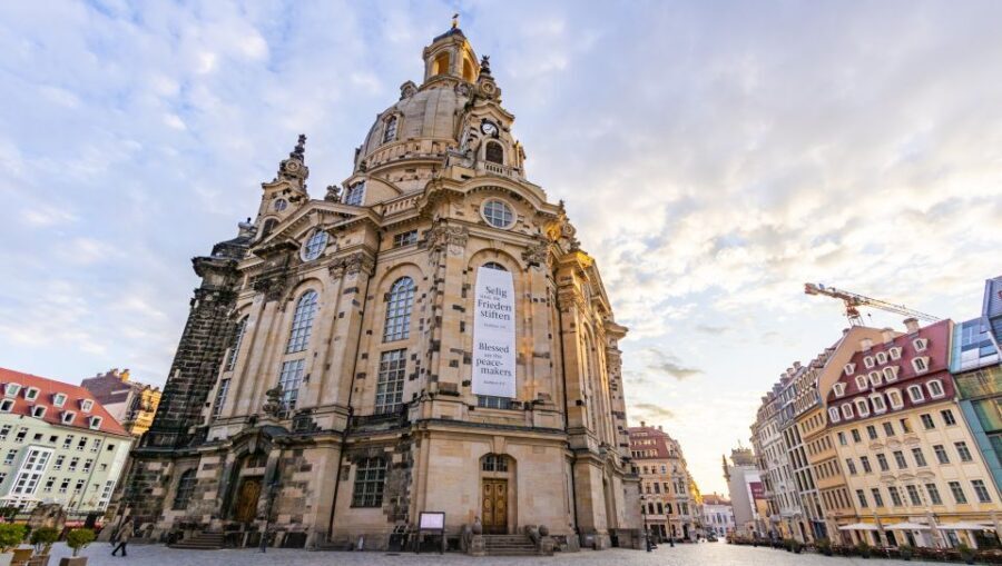 Dresden: Express Walk with a Local in 60 minutes - Frauenkirche to Semperoper: The Baroque Spine of Dresden