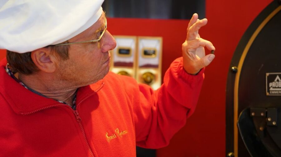 Dresden: Guided Bus Tour to Stollen Bakery with Tasting - Meeting Emil Reimann at the Show Bakery