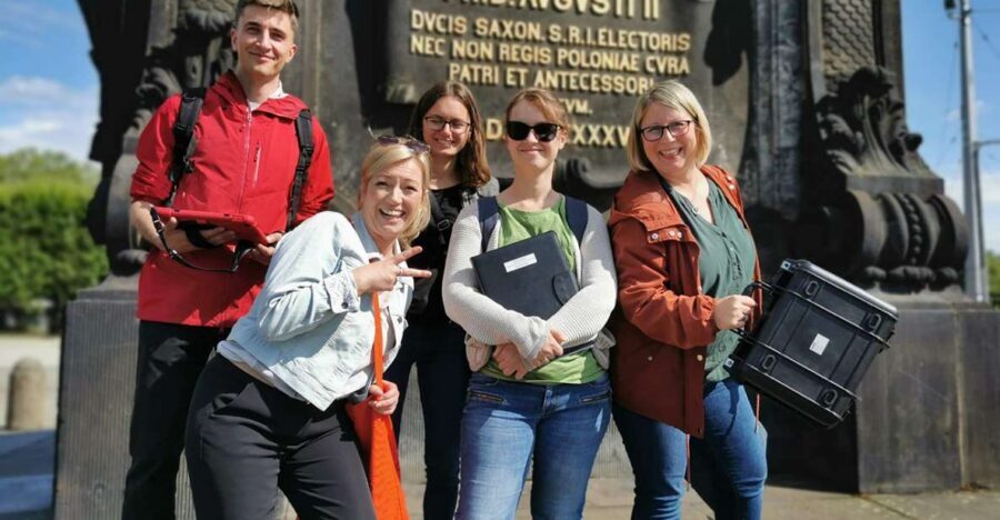 Dresden: Krimi Outdoor Escape Game “Mord am Elbufer” - Meeting point: where to find the guide and get moving fast